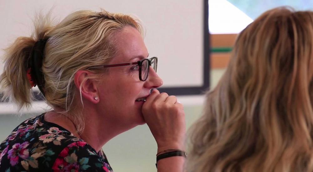 femme avec lunettes de profil, salle de formation