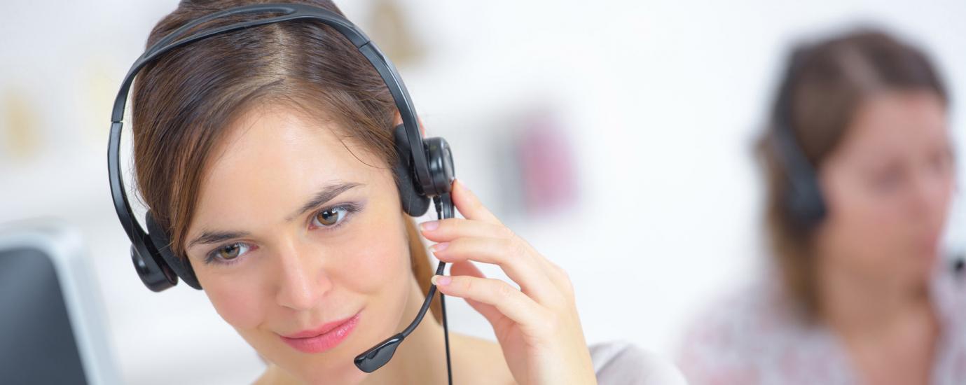 femme avec casque et micro