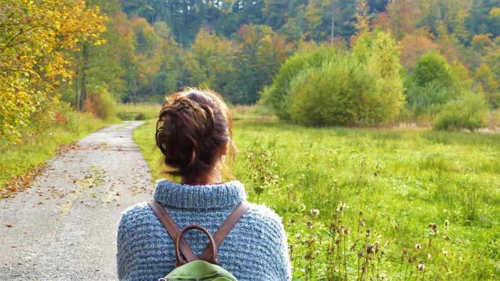 femme de dos, promenade nature